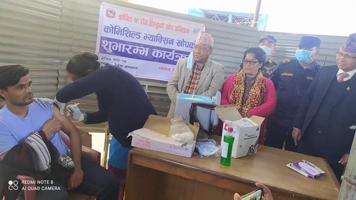 दैलेखमा डा. जगत थापाले लगाए कोरोनाकाे पहिलाे खोप