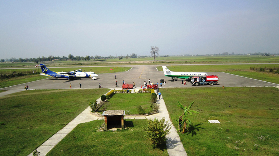 सौर्य एयरलाइन्सको जहाज अवतरण गर्दा विमानस्थलमा स्याल देखिएपछि….